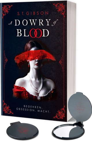 Sonderausgabe des Buches „A Dowry of Blood“ mit kunstvollem Cover: Eine barock gekleidete Frau mit Perlenkette und rotem Schleier über den Augen, vor ornamentiertem, dunklem Hintergrund. Im Vordergrund zwei exklusive Spiegel-Extras.